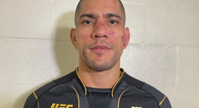 ‘Poatan’ defende árbitro e classifica interrupção na luta com Adesanya como correta