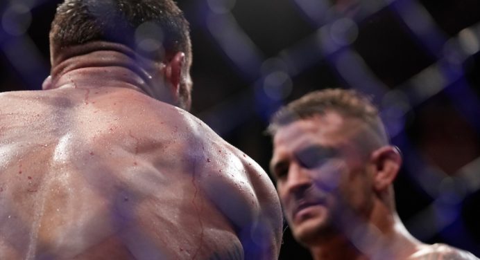 Reviravolta! Dustin Poirier finaliza Michael Chandler em luta épica no UFC 281