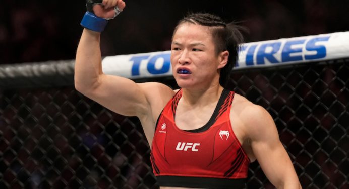 Zhang Weili finaliza Carla Esparza e é campeã dos palhas do UFC pela segunda vez