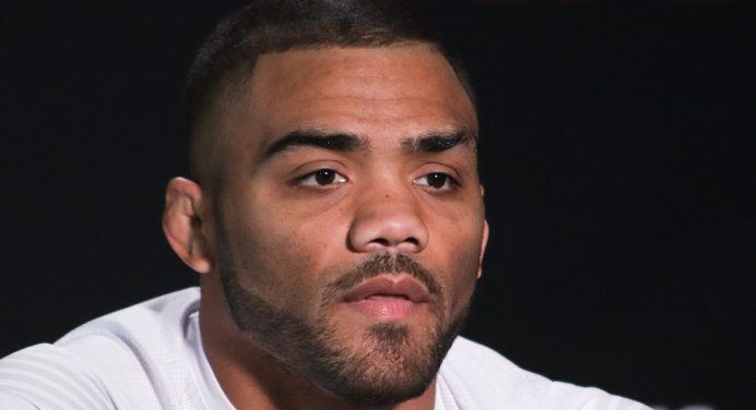 Atleta desmaia, sofre queda e tem luta cancelada no UFC Vegas 66