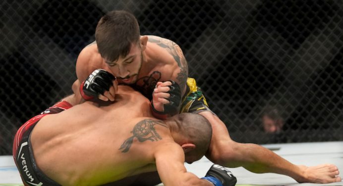 Matheus Nicolau nocauteia rival na última luta no contrato com o UFC e pede renovação