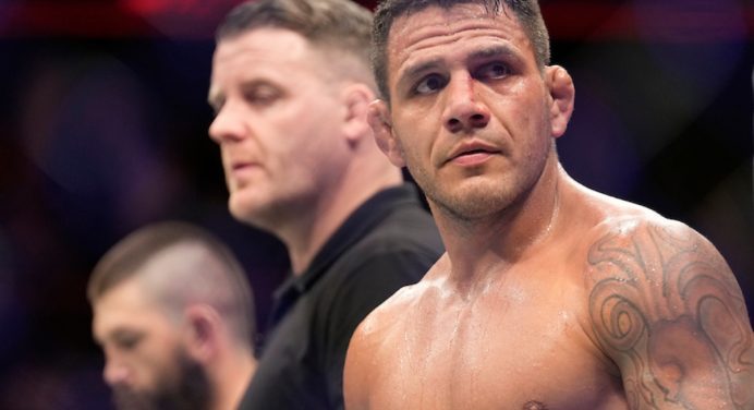 Rafael dos Anjos lesiona o joelho durante luta e perde por nocaute técnico no UFC 308