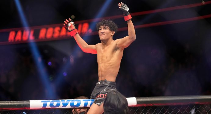Com apenas 18 anos, lutador mais jovem da história do UFC dá show e vence em estreia