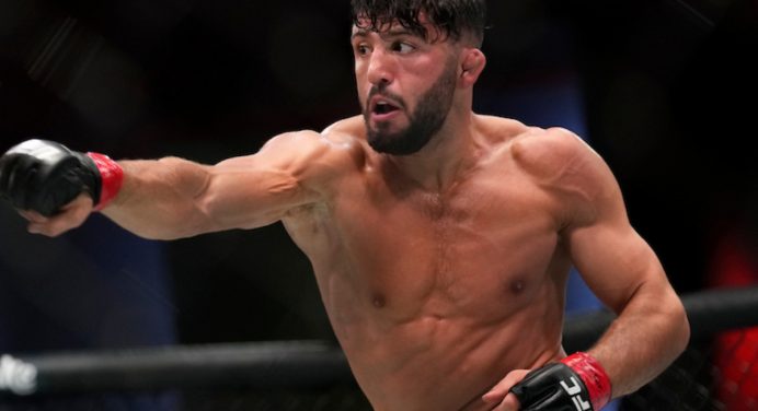 Promessa do MMA desafia Charles Do Bronx para luta no UFC: “Mereço grandes nomes”