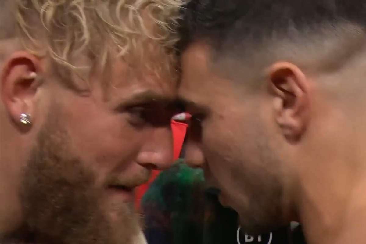 Jake Paul e Tommy Fury brigam durante encarada para promover luta de boxe; veja