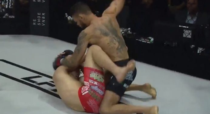 Brasileiro nocauteia rival no 1º round e é campeão do peso-mosca do LFA