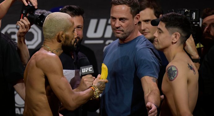 Em alusão a caso de racismo, Deiveson come banana na pesagem cerimonial do UFC Rio