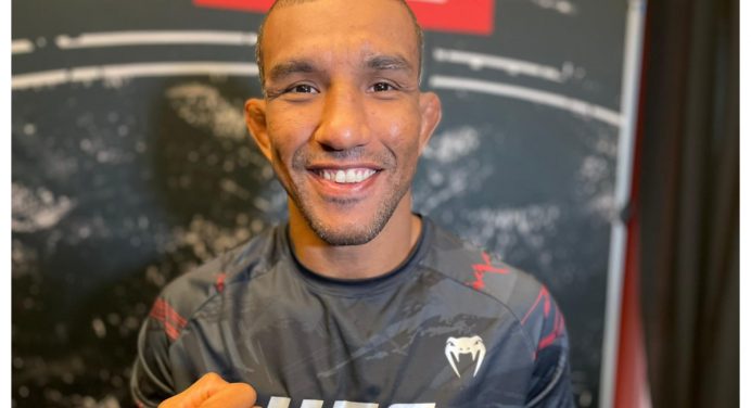 Raoni Barcelos vê lado positivo em lutar com primo invicto de Khabib: “Pressão está com ele”