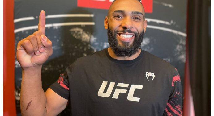 Aluno de Demian Maia, Claudio Ribeiro promete vitória por nocaute em estreia no UFC