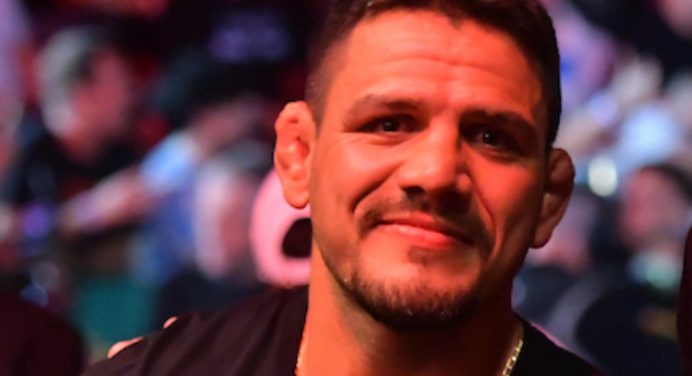 Rafael dos Anjos lamenta dificuldade de encontrar adversários e desafia Poirier no UFC