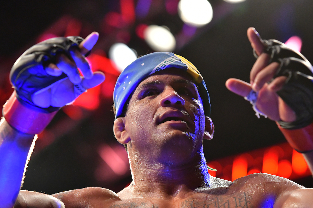 Durinho finaliza Magny no primeiro round e levanta público no UFC Rio