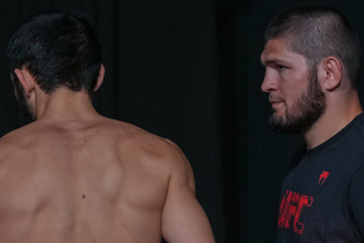 Makhachev revela que Khabib segue ativo nos treinos de MMA: “Ele sente falta de lutar”