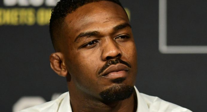 Jon Jones descarta atraso em estreia como peso-pesado por atrito com o UFC