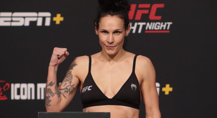 Lina Lansberg anuncia aposentadoria após derrota para Mayra Sheetara no UFC