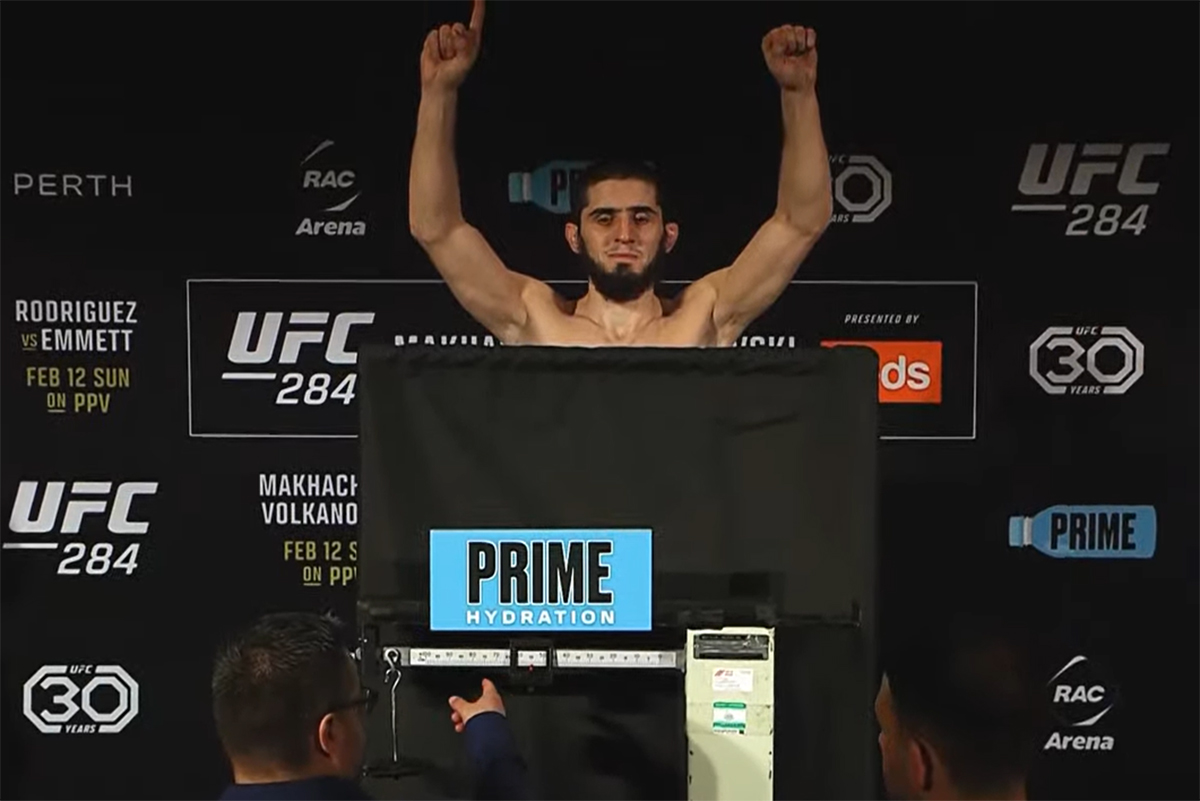 Islam Makhachev se pesa sem roupa e confirma main event do UFC 284