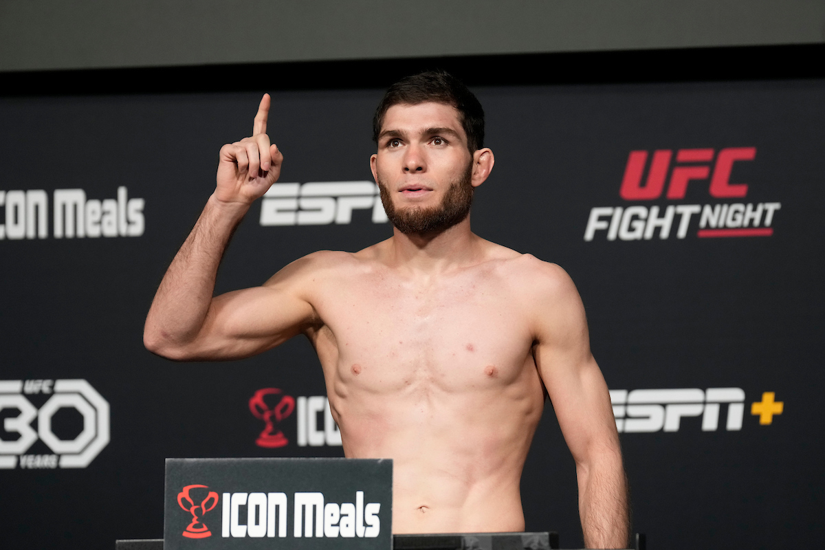 Multidão lota estádio no Tajiquistão para assistir estreia de ‘novo Khabib’ no UFC; veja