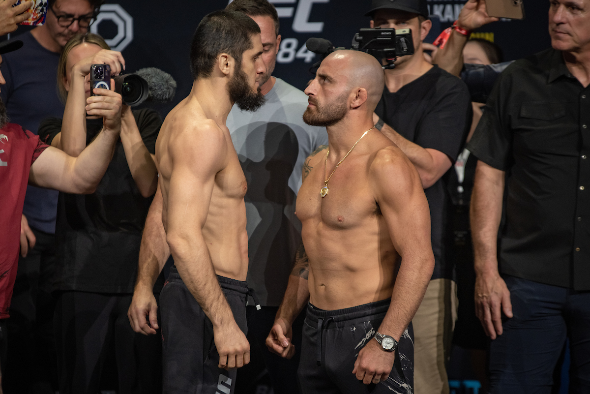 Histórico! Volkanovski e Makhachev fazem superluta entre campeões no UFC 284