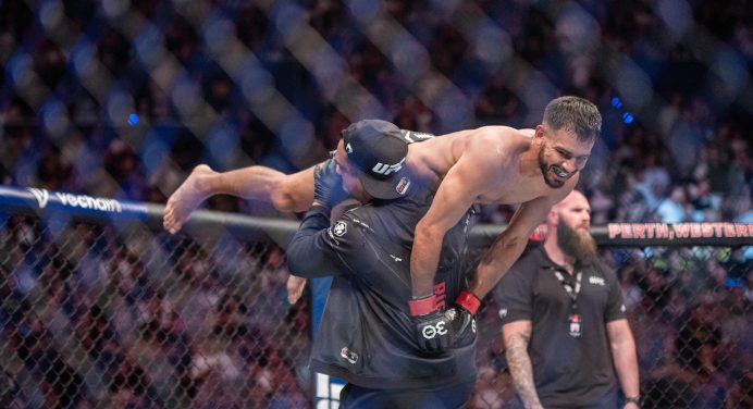 Yair Rodriguez finaliza Josh Emmett e conquista cinturão interino peso-pena do UFC