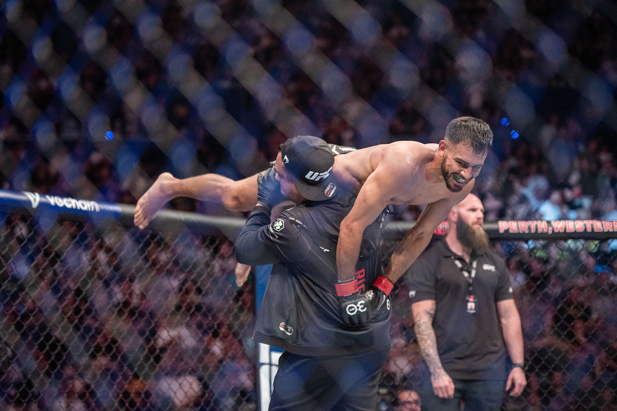 Yair Rodriguez finaliza Josh Emmett e conquista cinturão interino peso-pena do UFC
