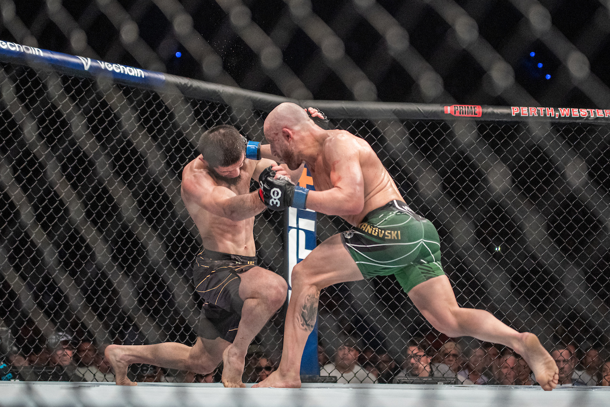 Batalha entre Makhachev e Volkanovski é eleita ‘Luta da Noite’ do UFC 284