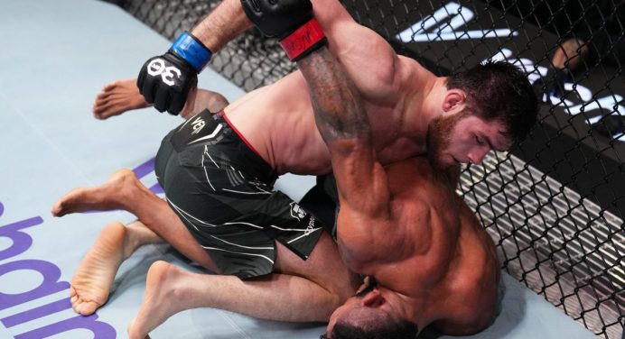 Em duelo acirrado, Rafael Alves é derrotado por jovem promessa no UFC Vegas 70
