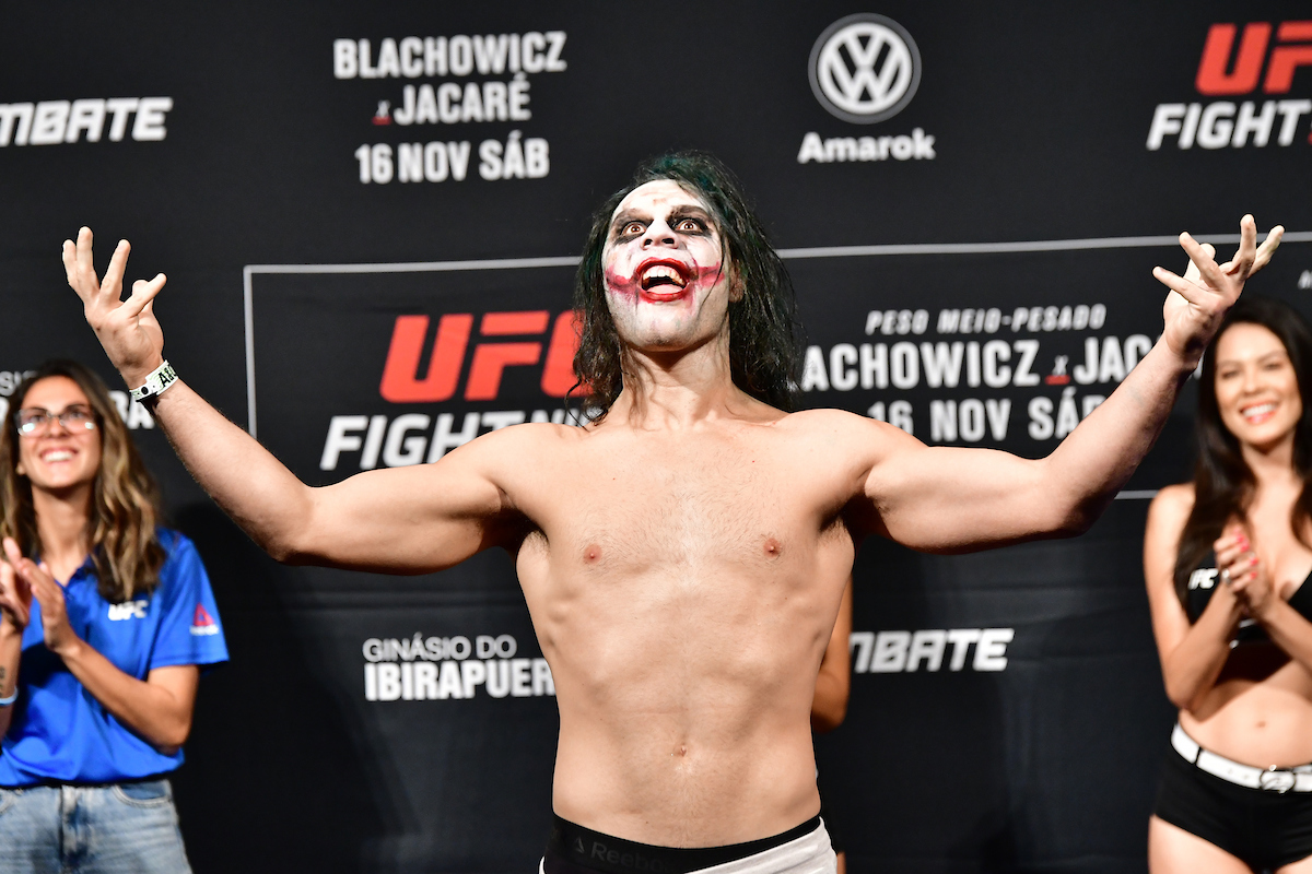 Markus 'Maluko' Perez fazendo cosplay de Coringa do Batman durante pesagem cerimonial do UFC São Paulo, em 2019.