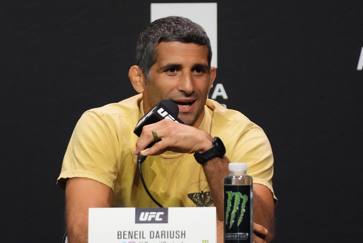 Beneil Dariush com o microfone do UFC durante uma coletiva de imprensa da organização.