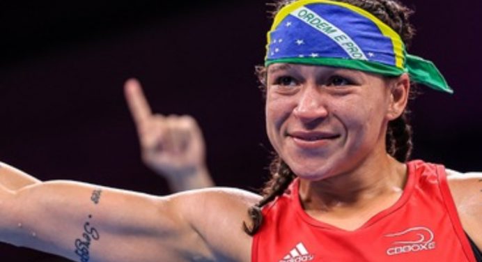 Bia Ferreira faz história e é bicampeã mundial de boxe na Índia