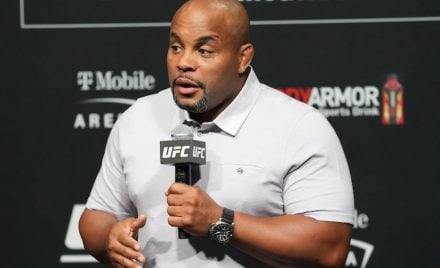 Daniel Cormier com o microfone do UFC em mãos durante evento promovido pela liga