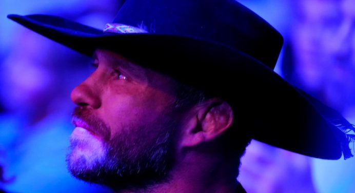 Donald Cerrone é induzido ao Hall da Fama do UFC durante evento em San Antonio