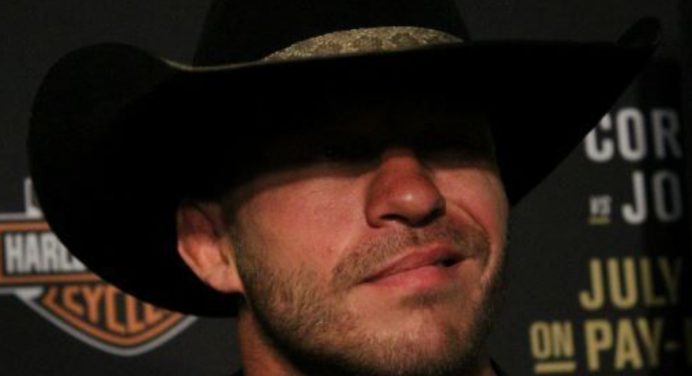 Ex-UFC, Cowboy Cerrone sofre lesão e cancela ‘duelo’ contra touro de Dana White