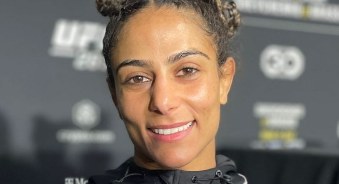 Thabata Ricci pede vaga no top-15 dos palhas do UFC após emplacar terceiro triunfo