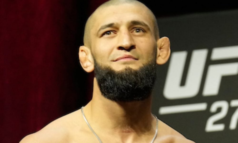 Khamzat Chimaev durante a pesagem de um dos eventos do UFC.