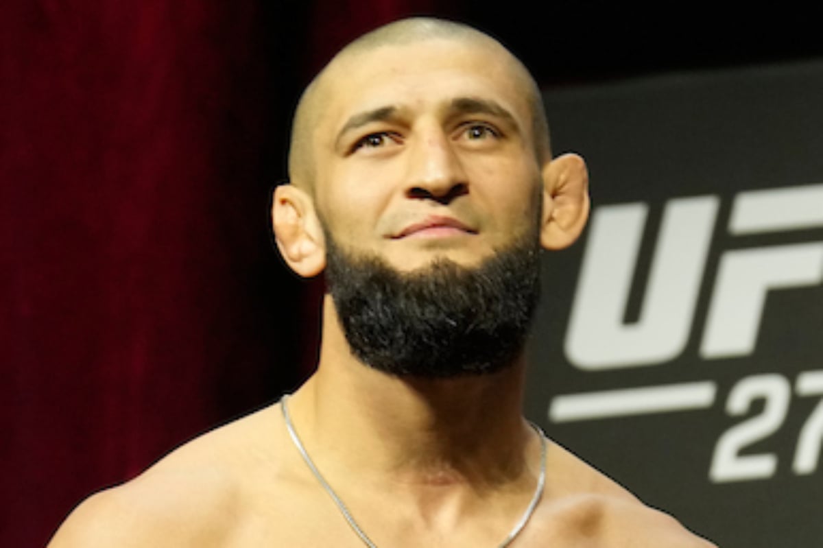 Khamzat Chimaev durante a pesagem de um dos eventos do UFC.