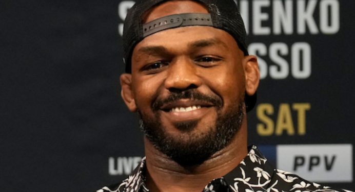 Jon Jones justifica descrença em habilidades de luta de Ciryl Gane