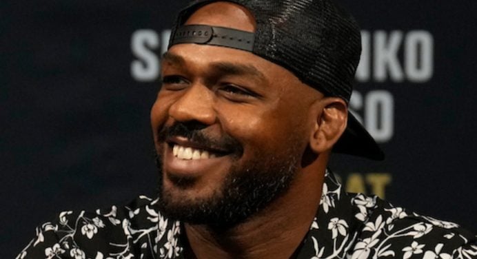 Jon Jones debocha da reação de Daniel Cormier à sua vitória no UFC 285