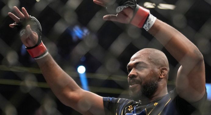 Jon Jones finaliza Ciryl Gane no 1º round e é campeão do peso-pesado do UFC