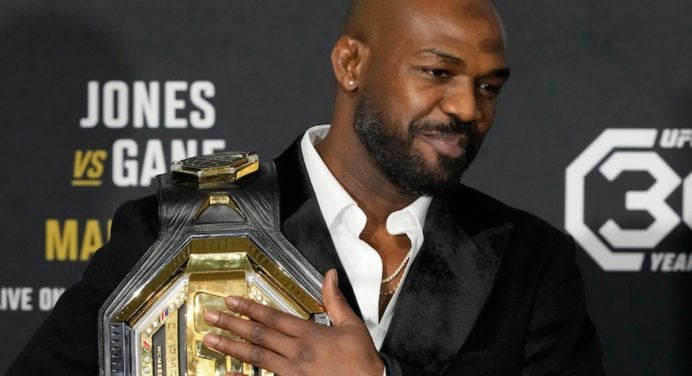 Jon Jones desponta como franco favorito para possível luta contra Stipe Miocic