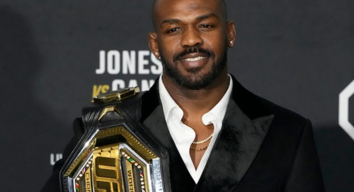 Jon Jones retoma topo do ranking peso-por-peso do UFC após título dos pesados