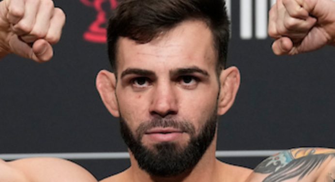 Bruno Bulldog entra no top-15 do peso-mosca com terceira vitória seguida no UFC