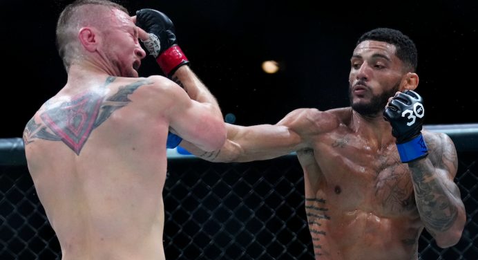 Lucas Alexander esbanja qualidade na trocação e vence primeira luta no UFC