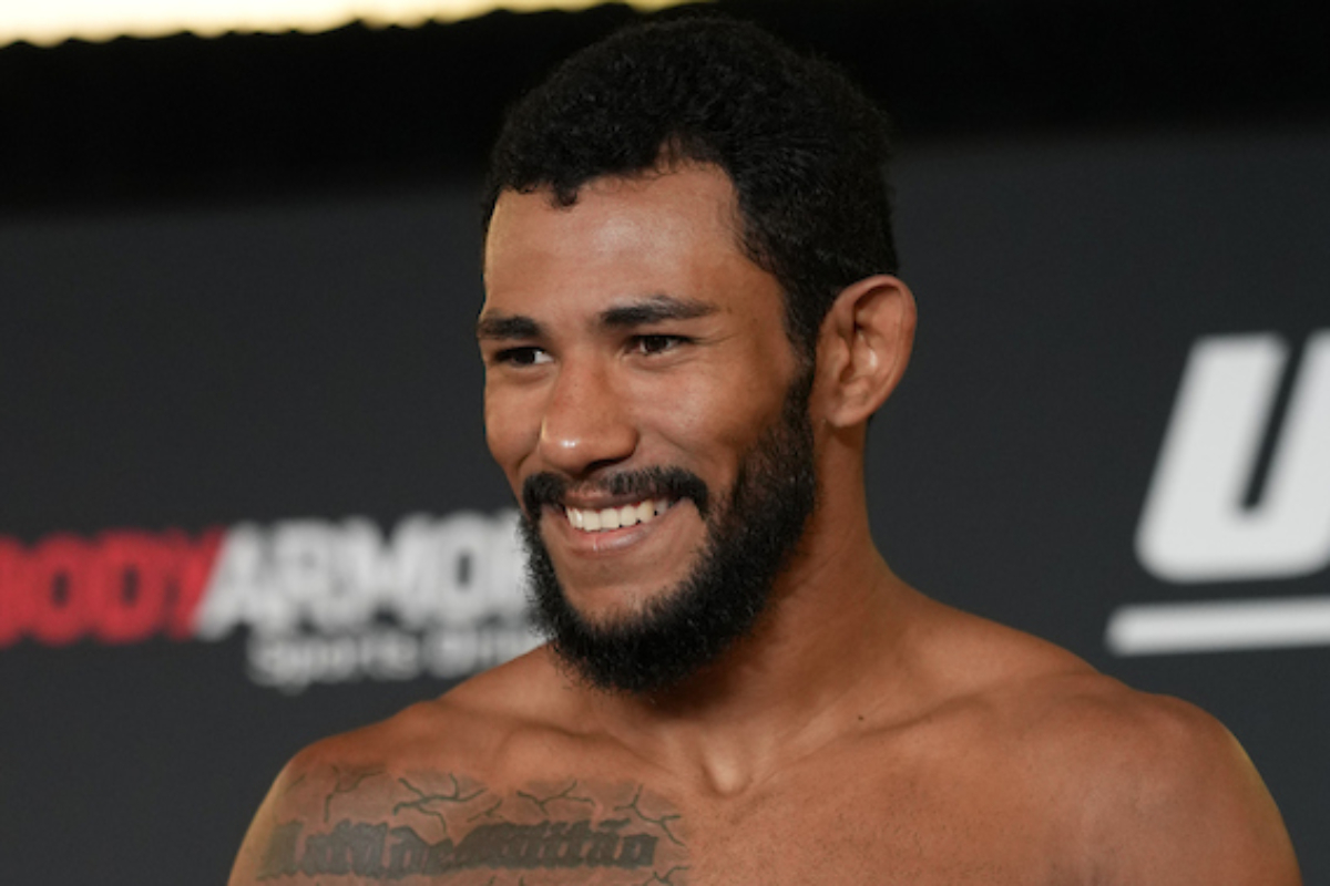 Rafael Alves comemora ao bater o peso e confirmar luta no UFC