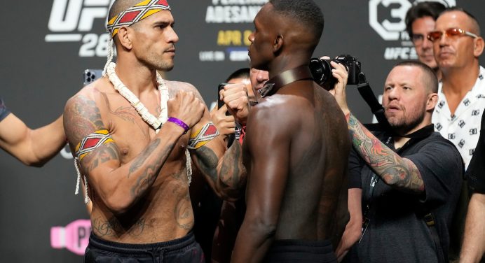 Poatan alfineta Adesanya em pesagem cerimonial do UFC 287: “Vou prendê-lo na coleira”