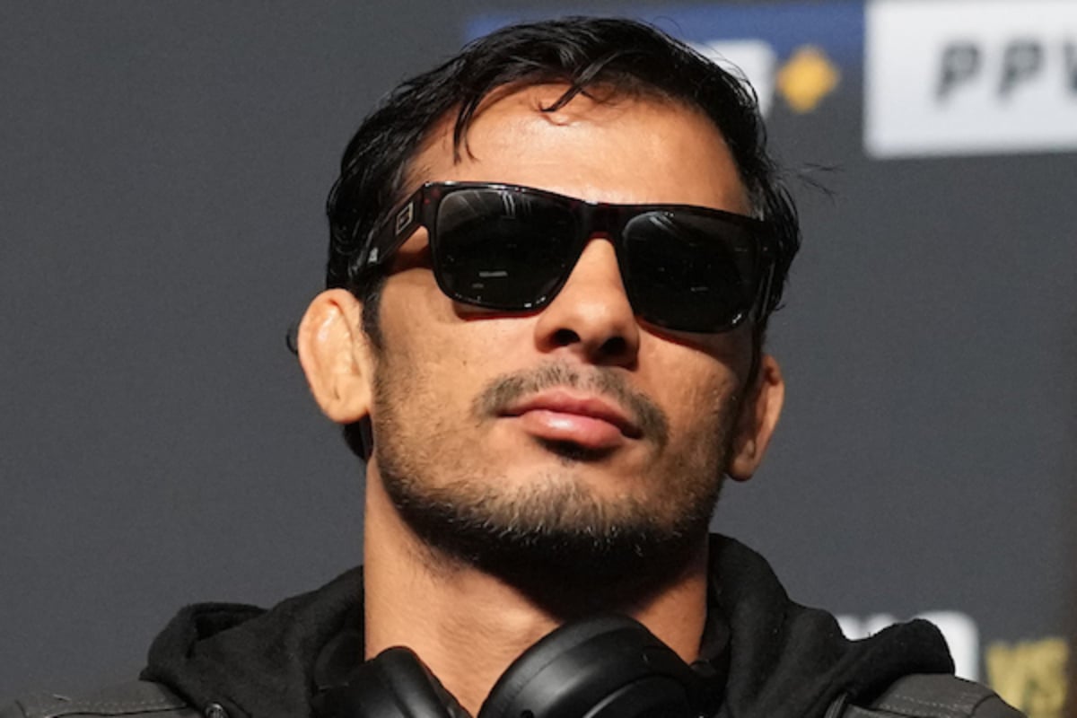 Alexandre Pantoja de óculos escuros durante a coletiva de imprensa do UFC 277.