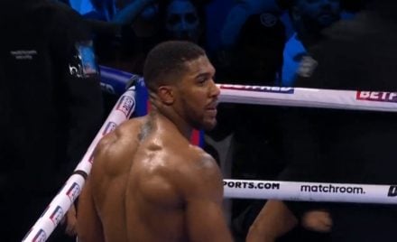 Anthony Joshua no ringue após a vitória sobre Jermaine Fraklin na O2 Arena, em Londres (ING).