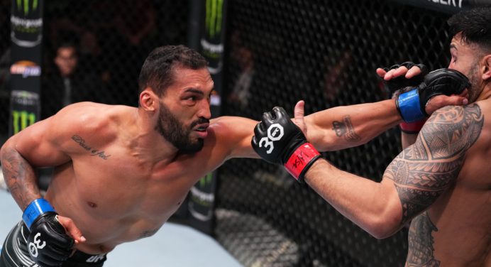 Bruno Blindado nocauteia Brad Tavares e volta a vencer no UFC