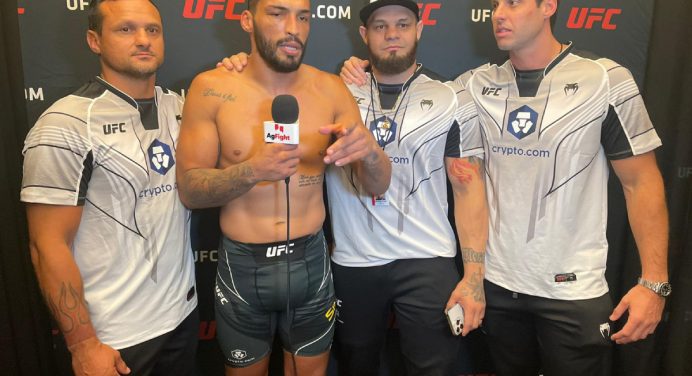 Bruno Blindado rebate protesto de rival após nocaute no UFC Vegas 71: “Caiu sentado”