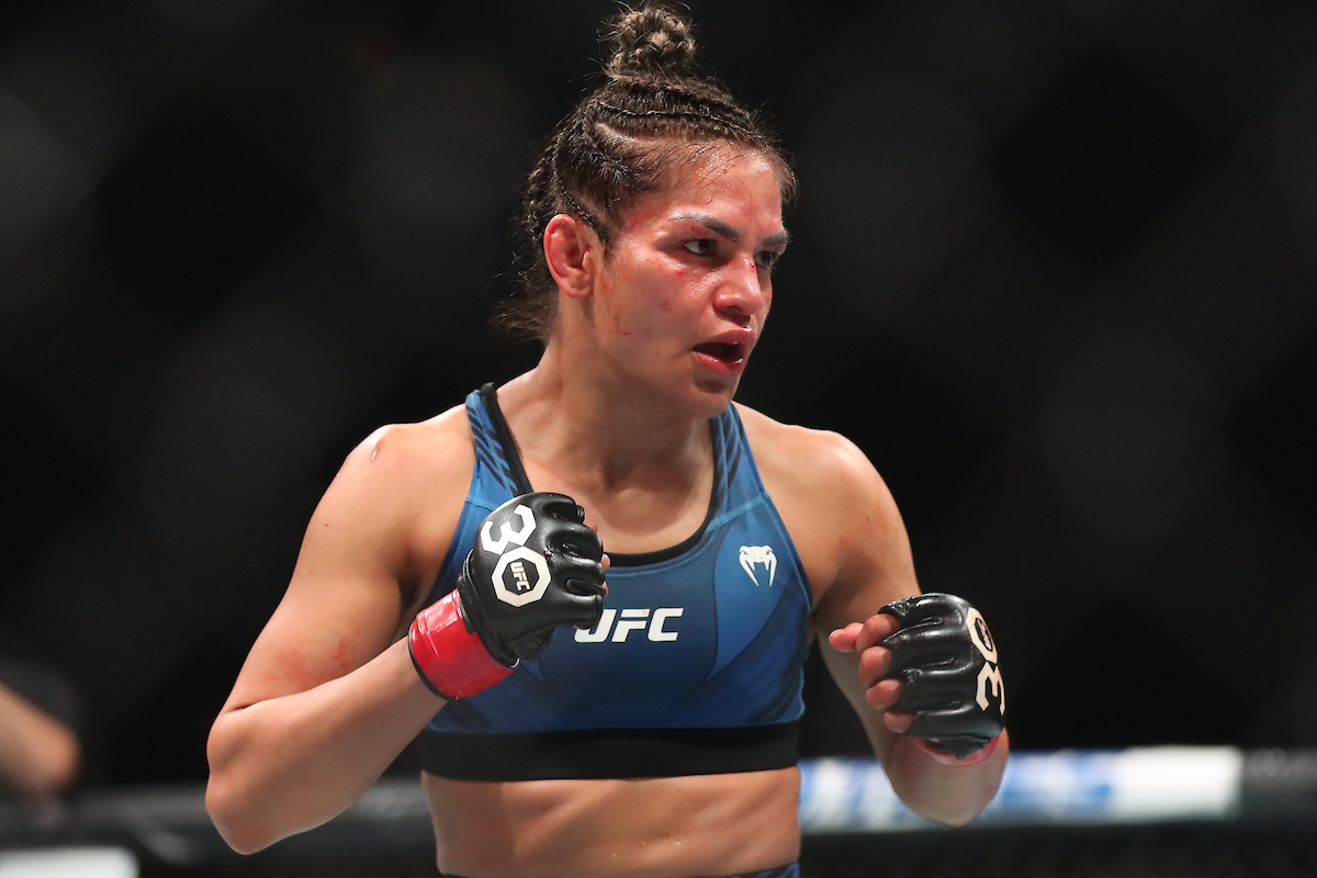 Cynthia Calvillo durante combate contra Lupita Godinez, no qual foi derrota na decisão dividida dos juízes, no card do UFC 287.
