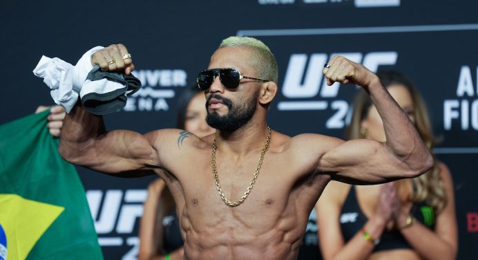 Deiveson Figueiredo estreia no peso-galo contra Rob Font em dezembro