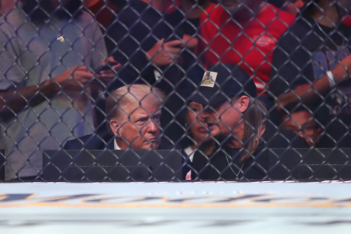 Ex-presidente dos EUA, Donald Trump acompanha ao lado do cantor Kid Rock o UFC 287.